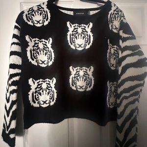 Score cute black and white sweater